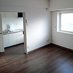 玄関から部屋を見る